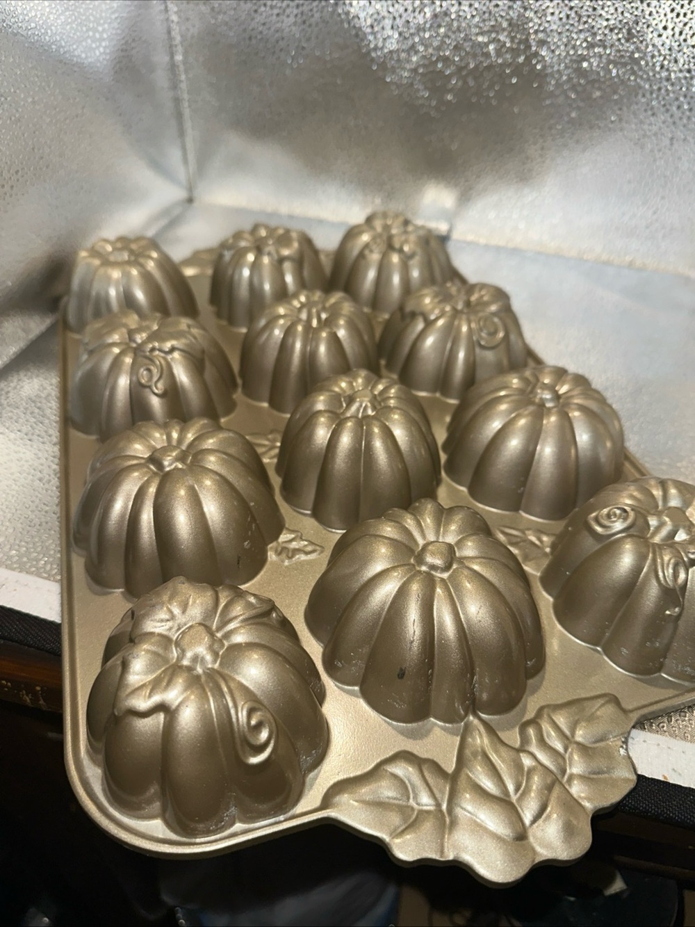 Nordic Ware PUMPKIN PATCH PAN 12 Muffin Mold Cupcakes Bundt Baking Cast Aluminum